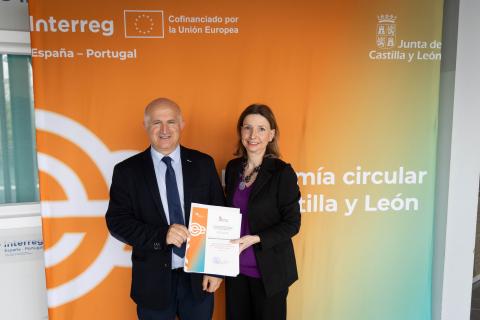 El vicepresidente primero recoge el certificado de la adhesión.jpg