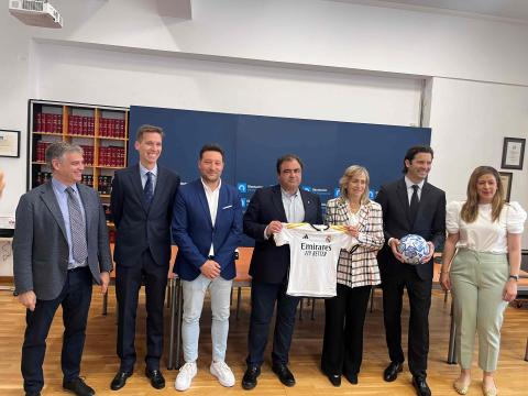 Un momento de la presentación del campus.jpg