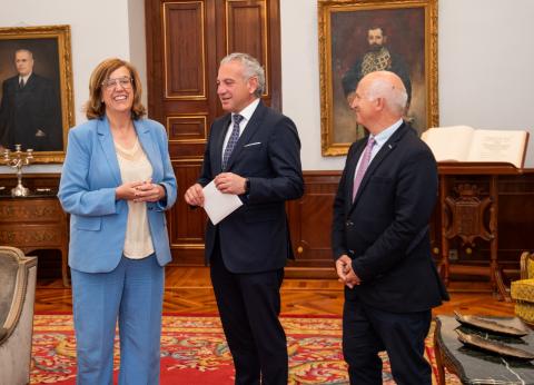 La presidenta de la Diputación entrega la carta de peticiones al delegado del Gobierno.