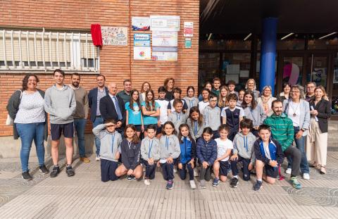 Foto de familia en el Colegio Marista