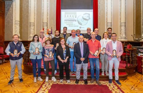foto familia premiados y jurado
