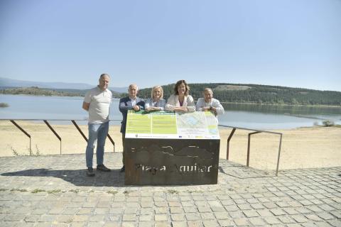 Un momento de la visita a la restaurada playa del embalse de Aguilar.jpg
