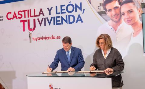 Un momento de la firma de los protocolos en el Palacio Provincial.