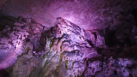 La Cueva se iluminará con luces monocolores blancas y frías.jpg