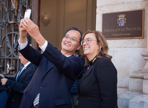El embajador de Japón y la presidenta de la Diputación