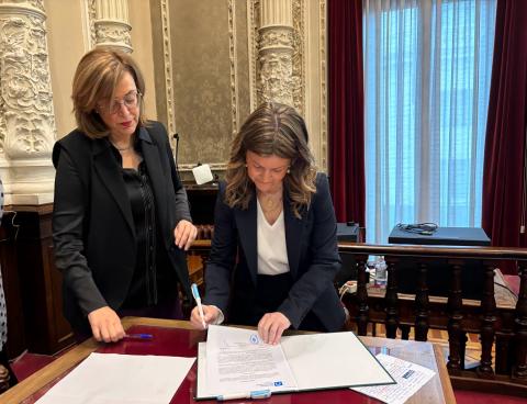 Virgina Losa firma el acta de nombramiento bajo la mirada de la presidenta de la Diputación.