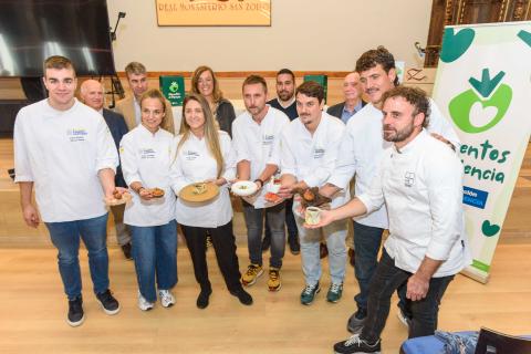 Los cocineros con sus creaciones.
