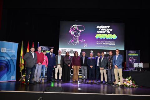 Foto de familia de las autoridades presentes en el evento.