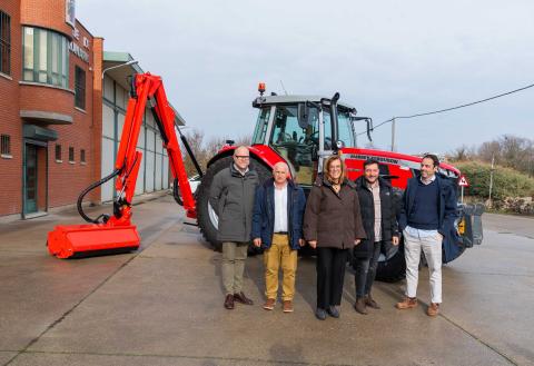 El nuevo tractor amplía el parque móvil de la Diputación.