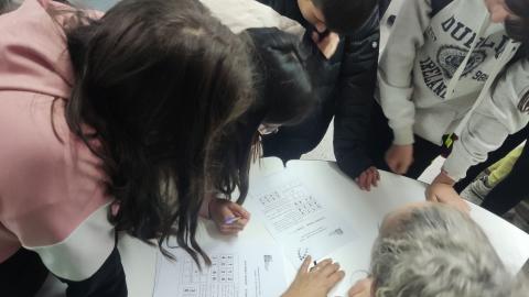 Alumnos de Estalmat ante un reto matematico.jpg