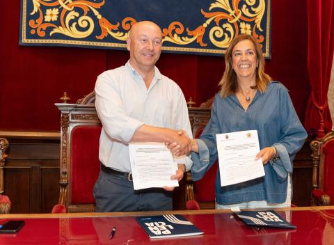 Un momento de la firma del convenio.
