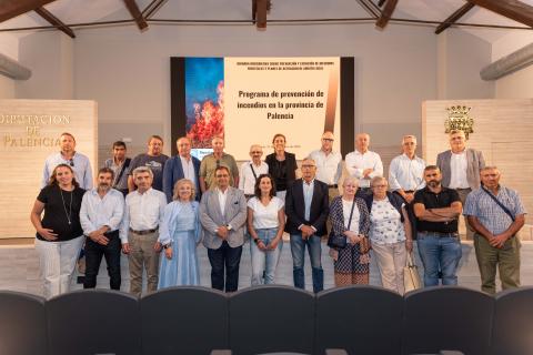 Foto de familia con los alcaldes participantes.