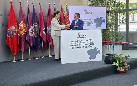 Foto de la firma de las adendas al Fondo de Cohesión Territorial.