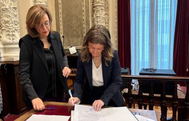 Virgina Losa firma el acta de nombramiento bajo la mirada de la presidenta de la Diputación.