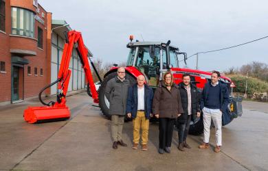 El nuevo tractor amplía el parque móvil de la Diputación.