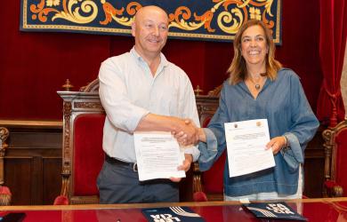 Un momento de la firma del convenio.