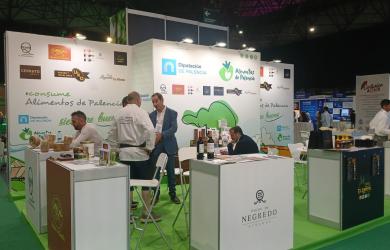 Productores de Alimentos de Palencia en el stand en la edición de 2025.jpg