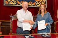 Un momento de la firma del convenio.